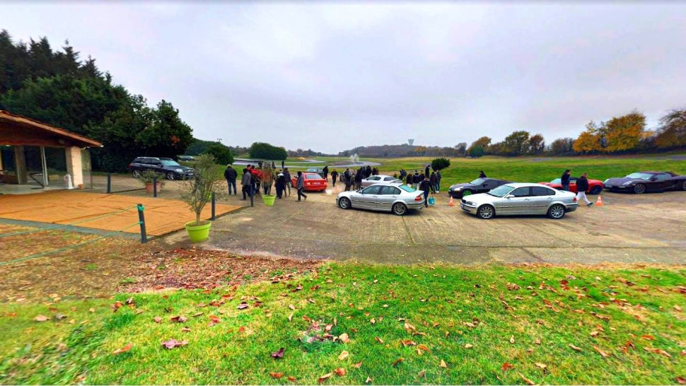 entree et parking du circuit auto de thurigneux a lyon