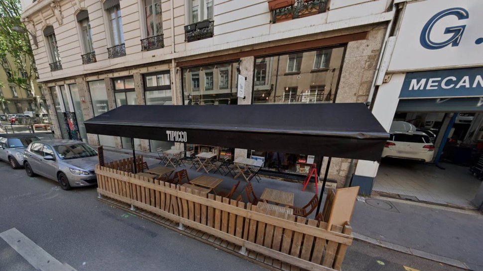 devanture et terrasse en bois du restaurant epicerie italien tipicco