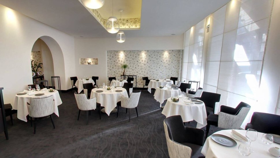 salle tables dressees restaurant etoile le gourmet de seze lyon