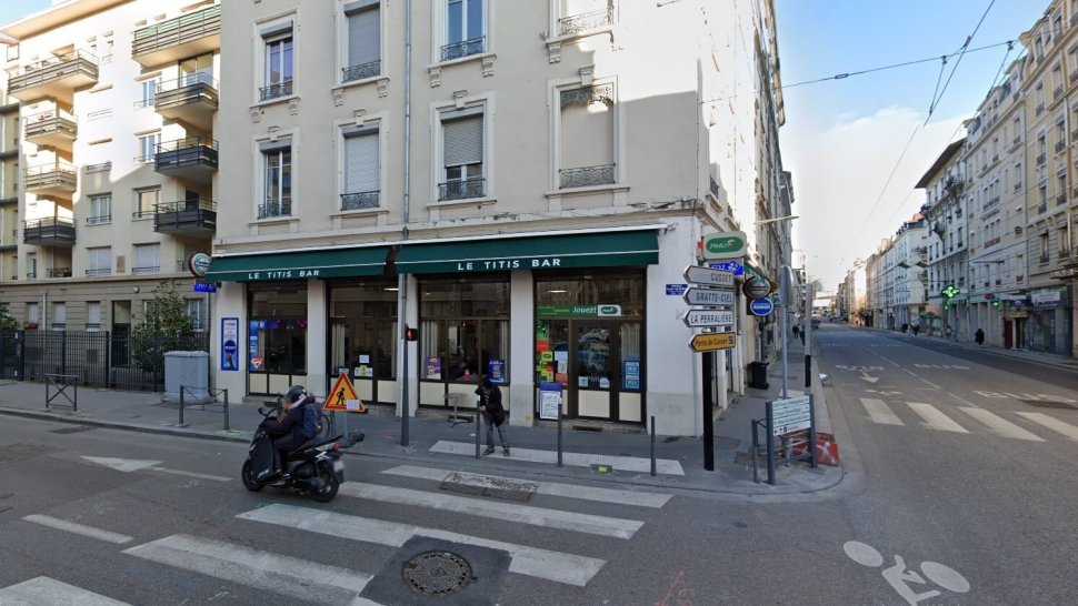 devanture cafe pmu le titis bar a villeurbanne