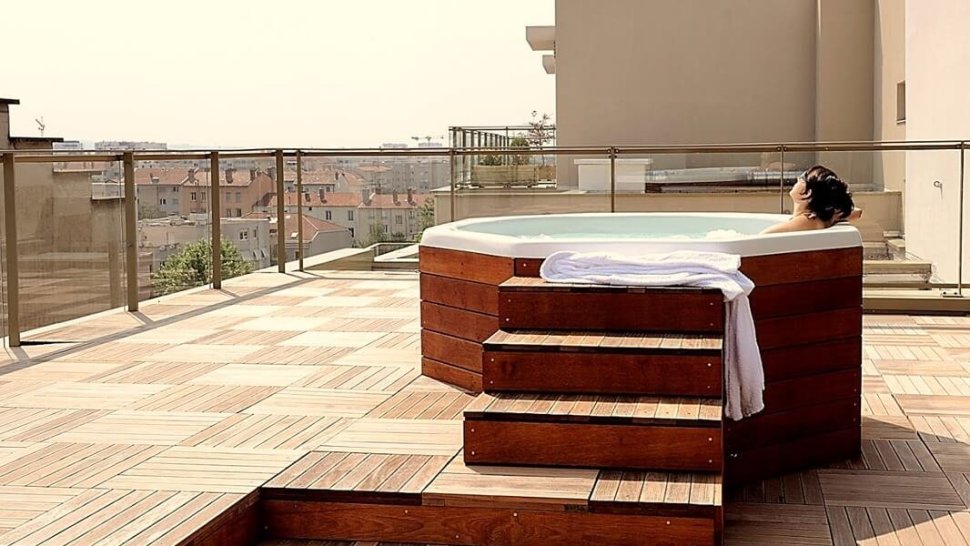 jacuzzy exterieur sur terrasse en bois au lagrange appart hotel de lyon lumiere