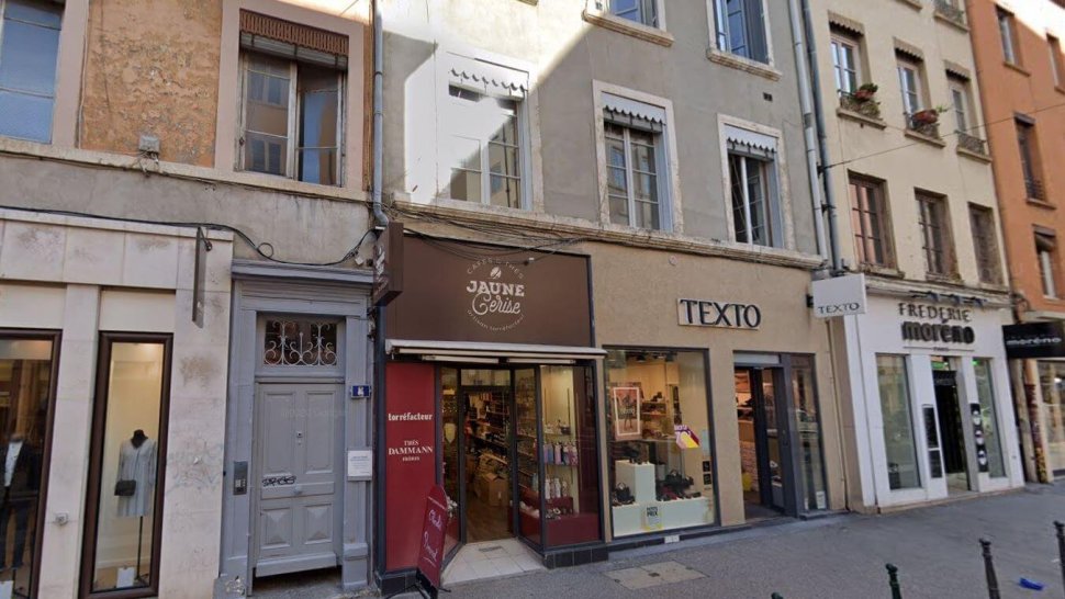 devanture boutique torrefacteur jaune cerise lyon 4