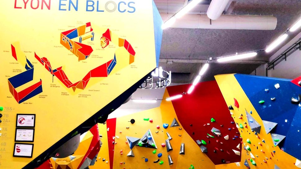 le mur d escalade de la salle block out a lyon
