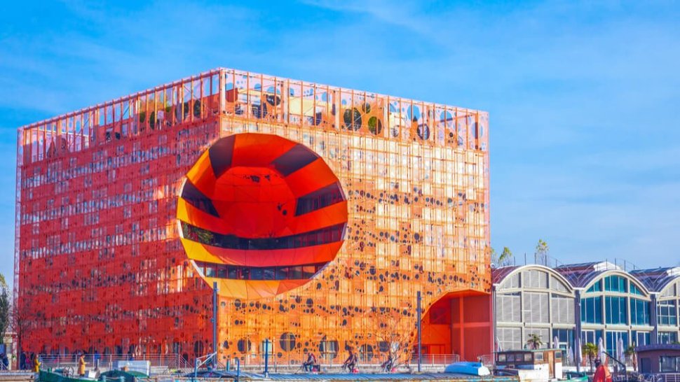 peniche a quai devant cube orange lyon confluence