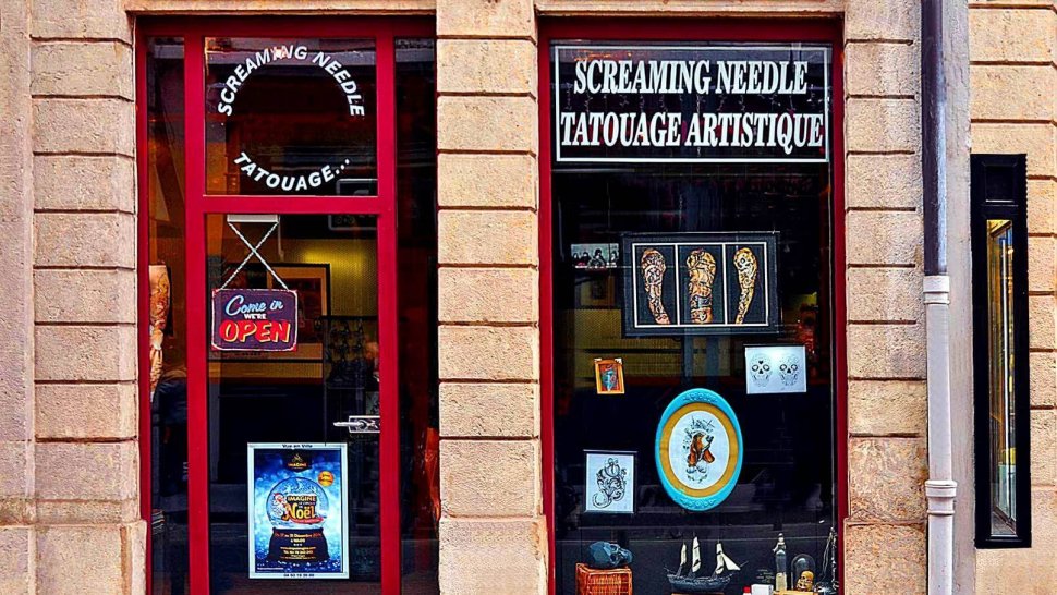 devanture du salon de tatouage screaming needle a lyon