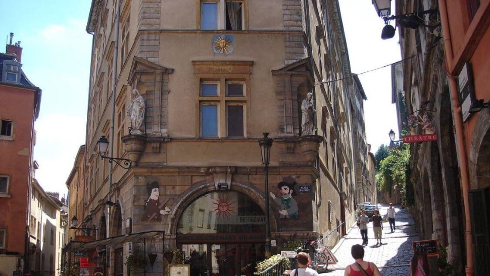 place de latrinite lyon