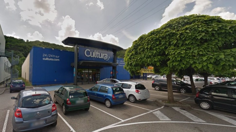 entree et parking du magasin de loisirs creatifs cultura a givors
