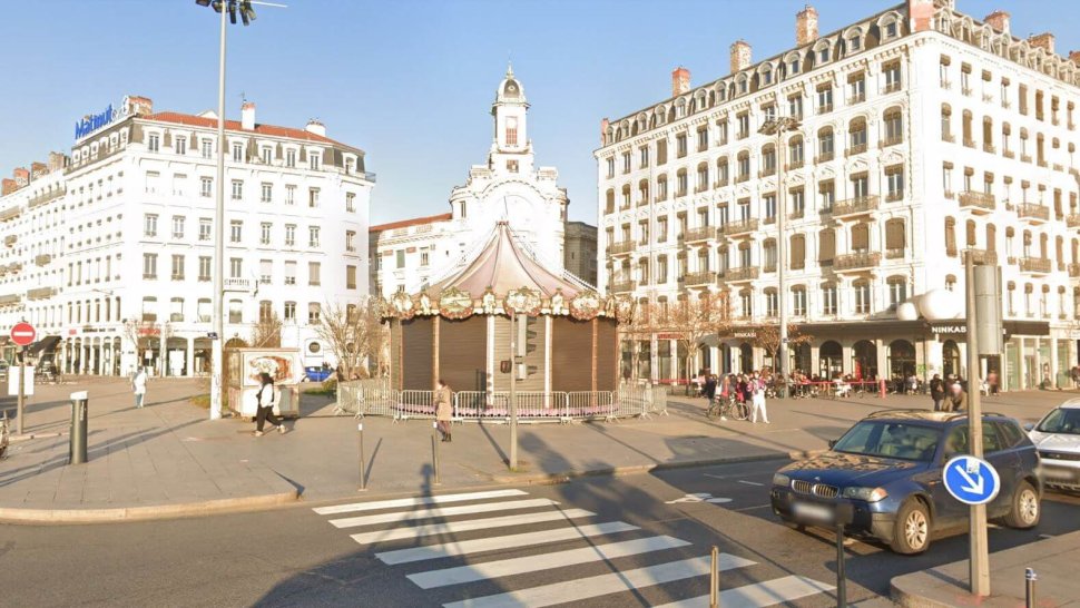 carroussel jules vernes du pont dela guillotiere ferme par rideaux