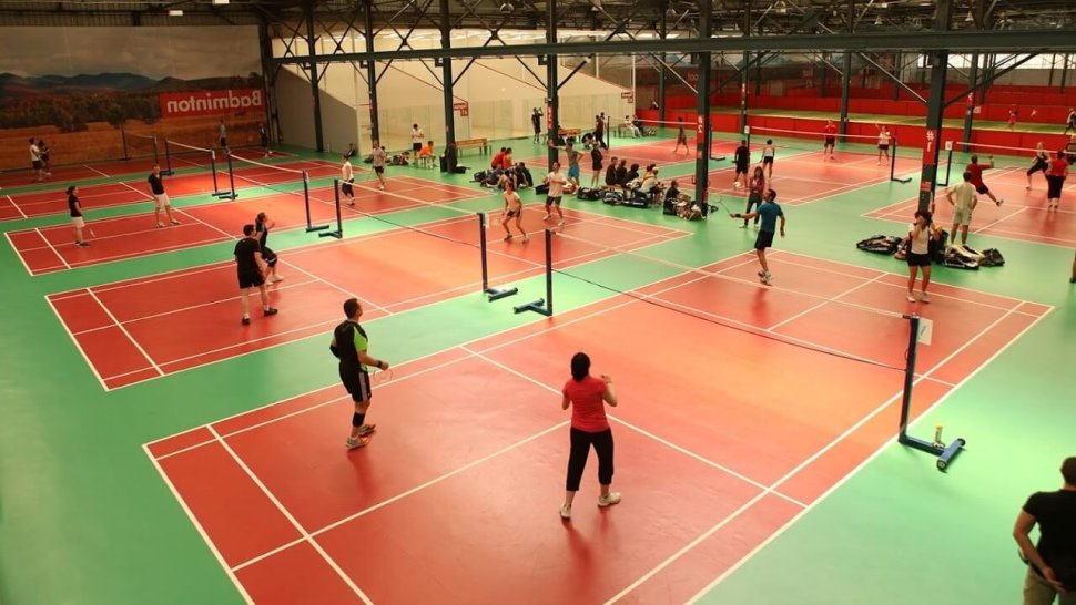 terrains de badminton dans le parc de loisirs indoor we are sports lyon