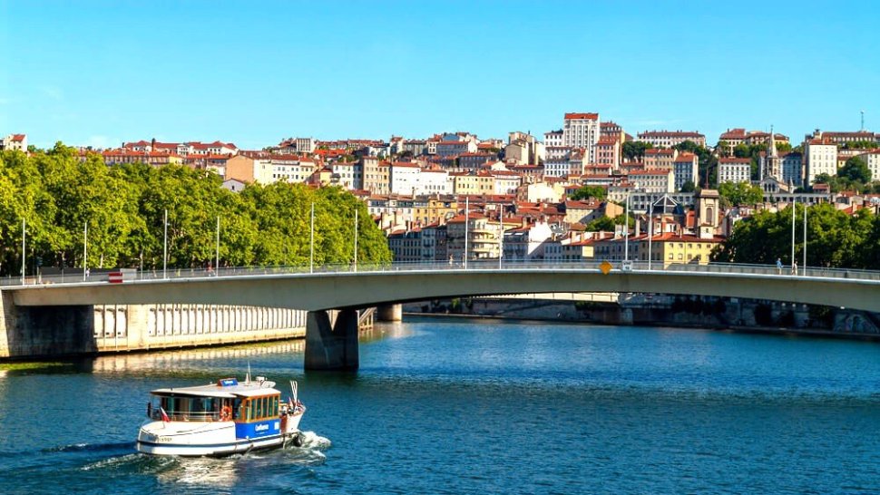 vaporetto navigue sous pont saone