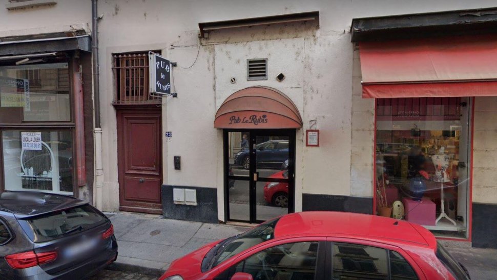 devanture pub bar hotesse champagne le rubis lyon