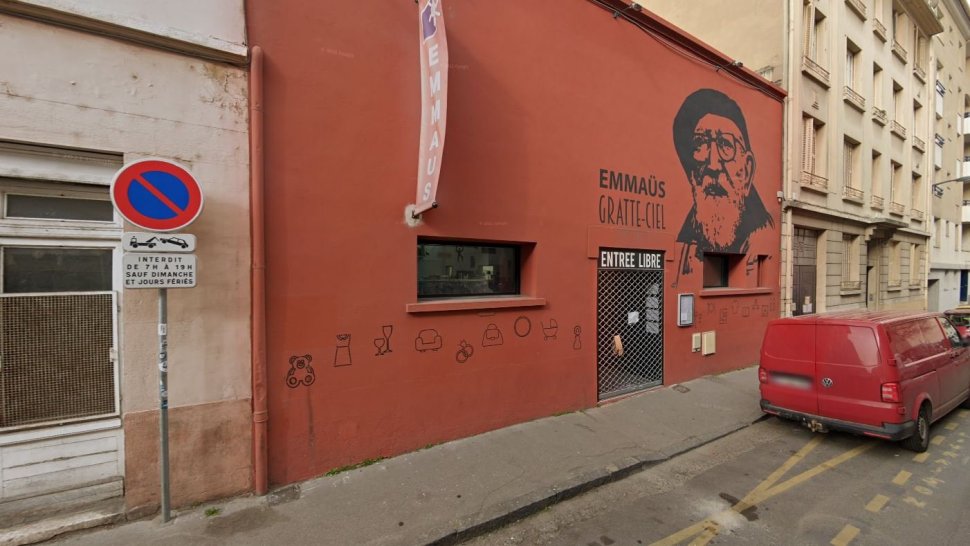 devanture depot vente emmus lyon gratte ciel villeurbanne
