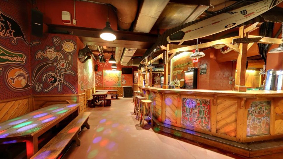 decoration salle bar club ayers rock lyon