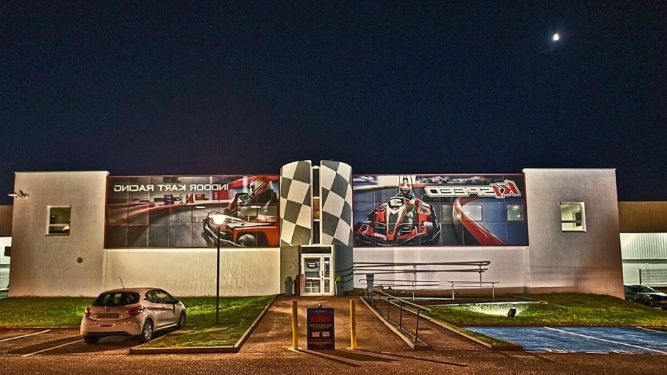 vue de exterieur du complexe de karting electrique k1 speed lyon genas