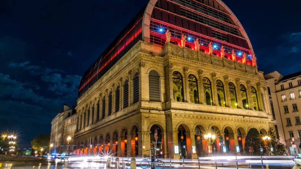 edifice opera lyon illumine la nuit