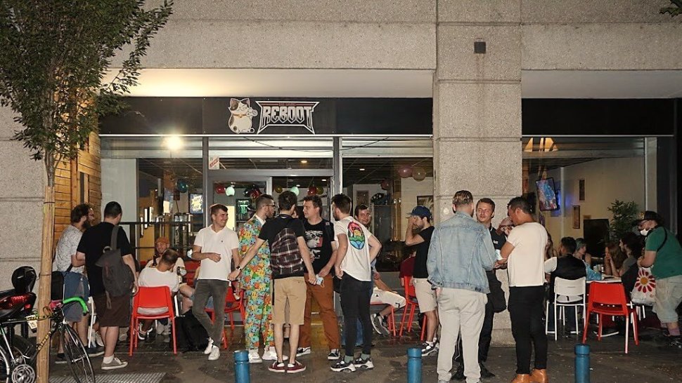 de nombreux jeunes lyonnais se retrouvent sur la terrasse du bar gaming le reboot a lyon