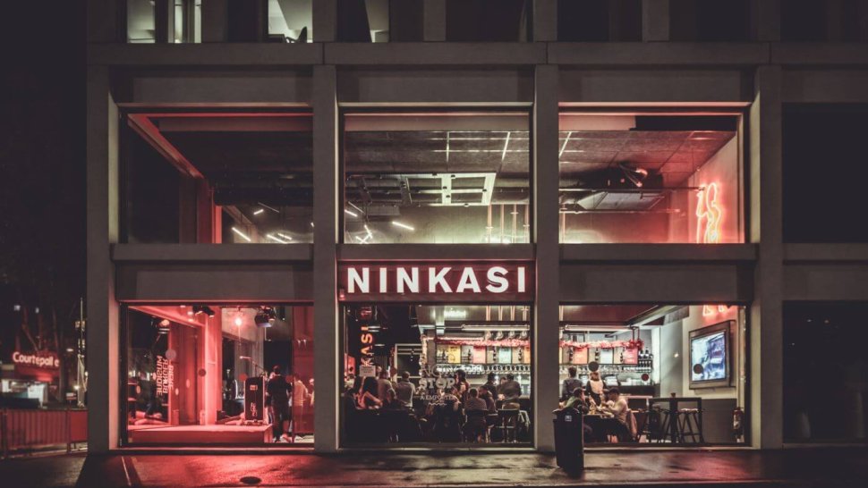 vitrine de nuit restaurant brasserie artisanale ninkasi lyon part dieu