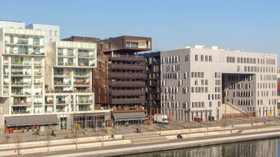 monolithe lyon confluence entourre immeubles residentiels modernes