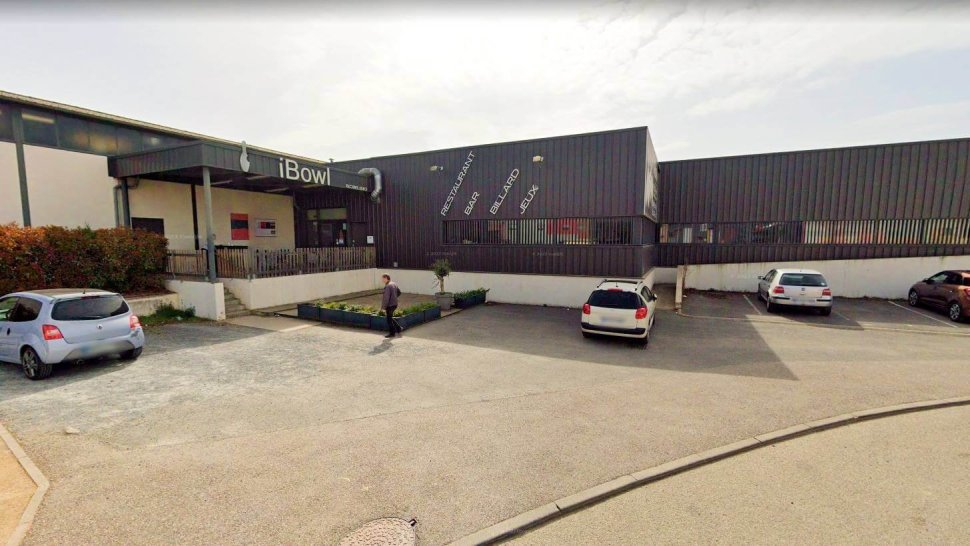 devanture et parking du bowling ibowl a lyon