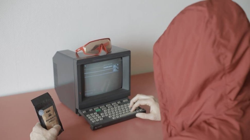 illustration humoristique de commande de cbd par minitel via contrebande cbd a lyon
