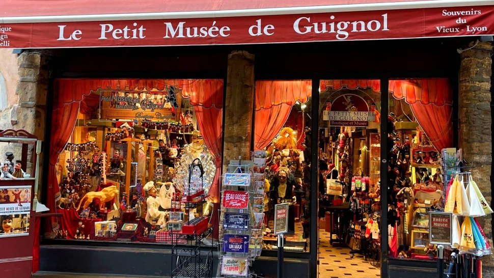 devanture de la boutique le petit musee de guignol a lyon