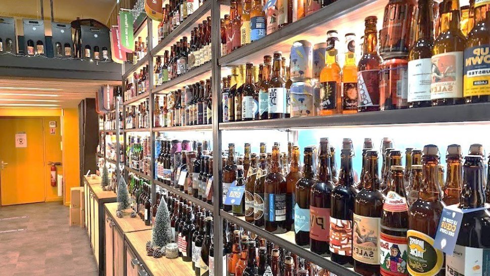immense comptoir a bieres dans lacave de la plante du loup a lyon