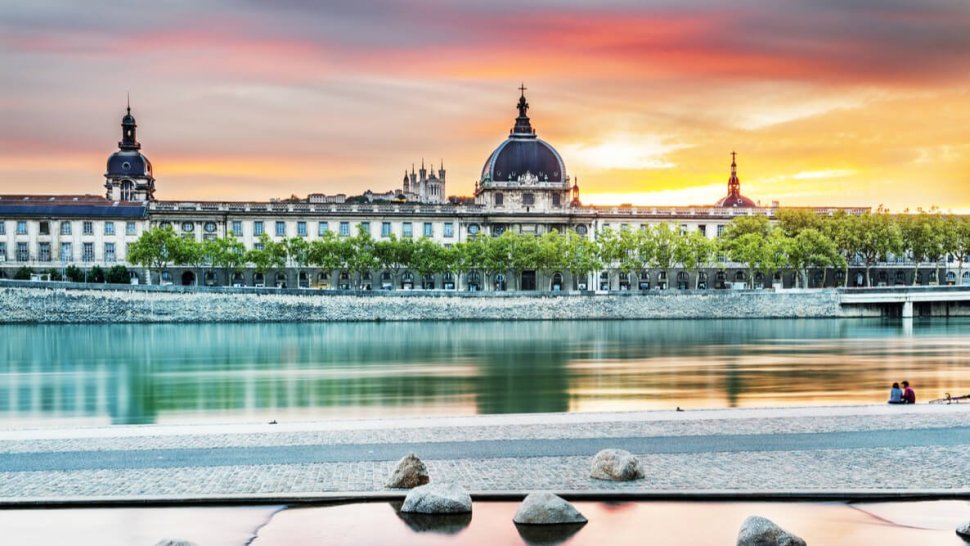 le grand hotel dieu a lyon vu depuis les quais au coucher du soleil