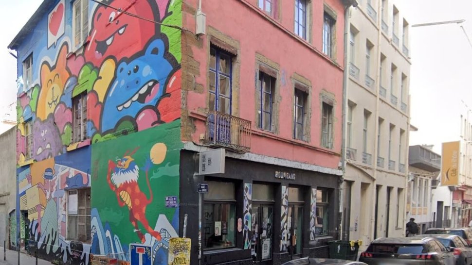 facade tagguee du centre culturel experimental boomrang a lyon