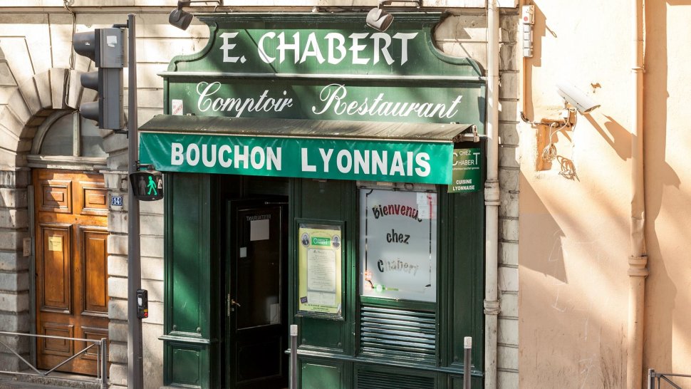 devanture boiserie verte cbouchon chez chabert lyon