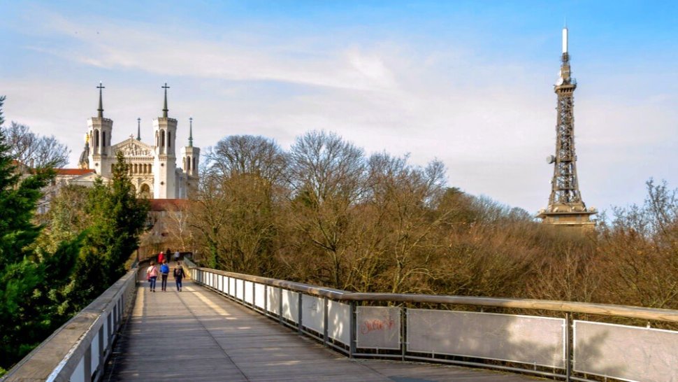 passerelle parc des hauteurs vue cathedrale notre dame fourviere