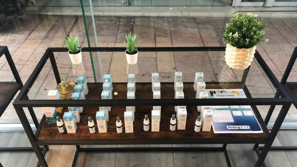 presentoirs a huiles de cbd dans laboutique frenchy freeze de lyon 7