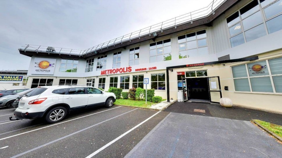 devanture et parking du metropolis bowling laser a lyon