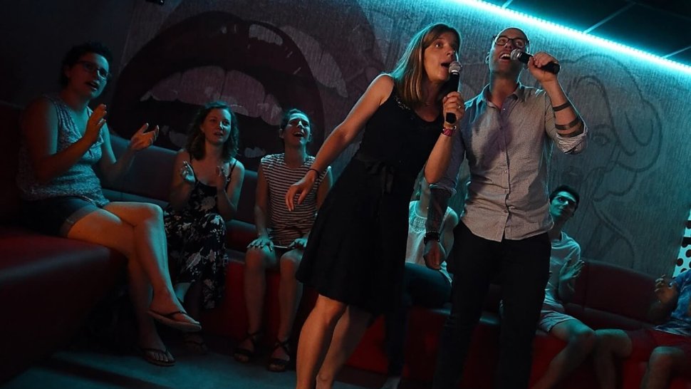 soiree chantante entre amis au karaoke box exalto a dardilly