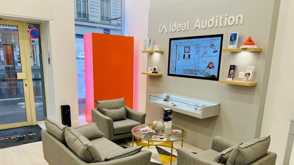canape et fauteuils dans l accueil de la boutique ideal audition de lyon 6