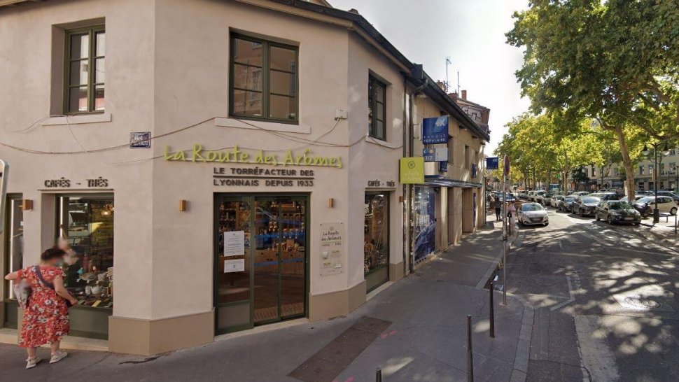 devanture boutique route des aromes place de la croix rousse