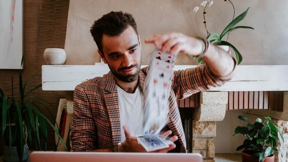 tour de magie avec des cartes par l illusioniste lyonnais maxime llepez