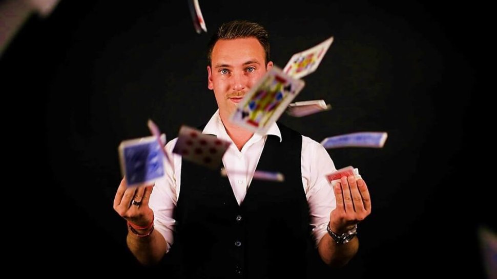 le magicien lyonnais jeremy allimann realise un tour de cartes