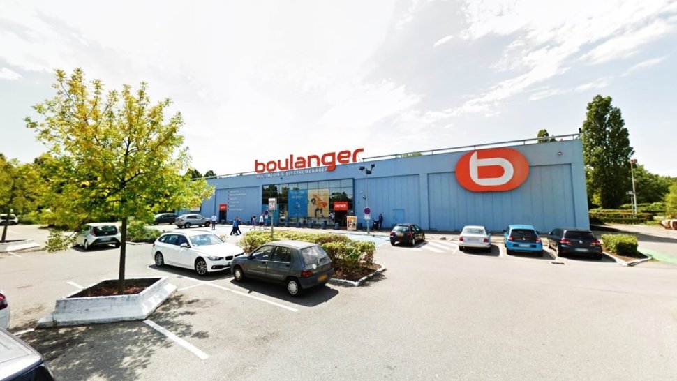 parking et entree du batiment boulanger du centre commercial auchan saint priest