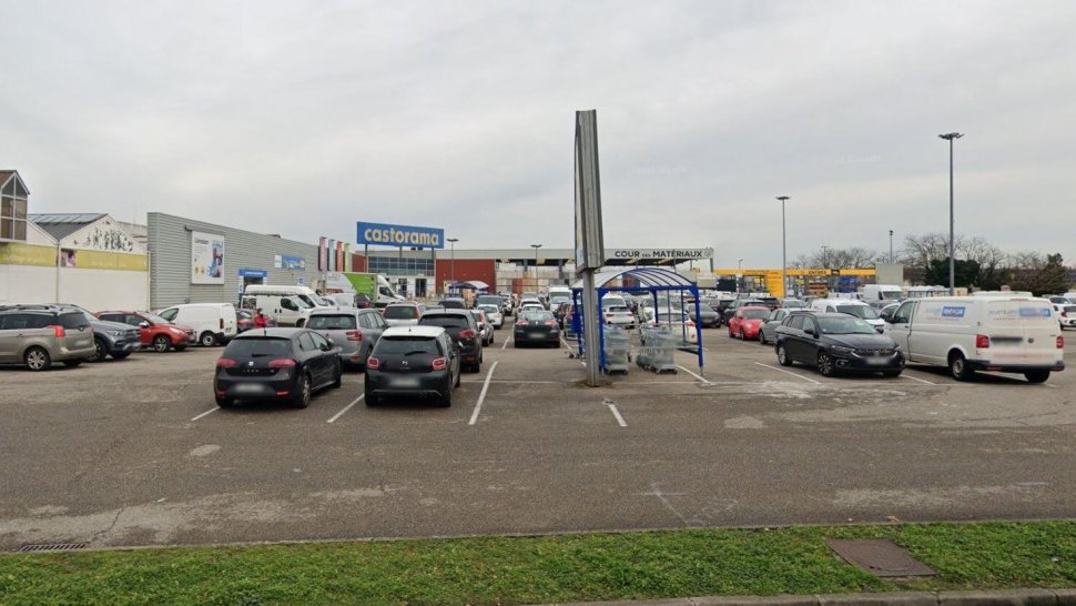 entree parking castorama lyon bron