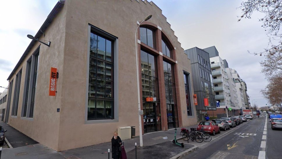 vue exterieur entree batiment de la salle de sport basic fit lyon 8