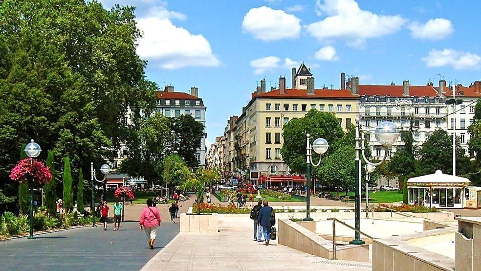 belle vue sur la place carnot avec le carrousel du lutin park