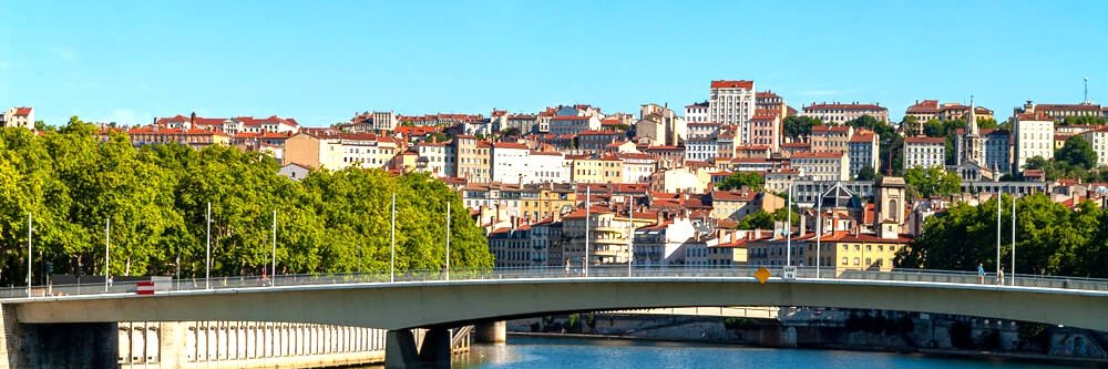 vaporetto navigue sous pont saone