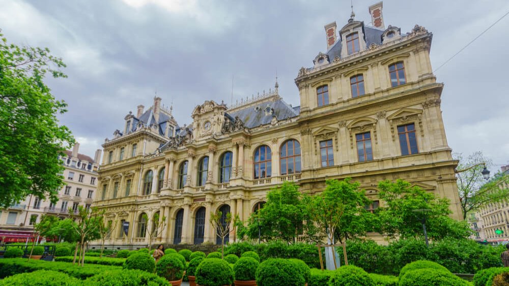 place vegetalisee devant palais bourse lyon