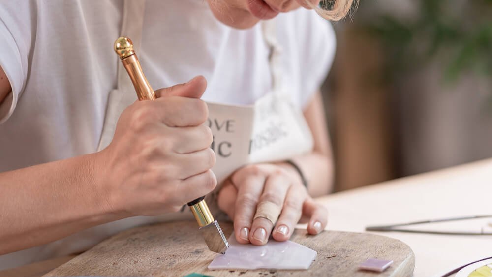 travail artisanal decoupe verre lyon