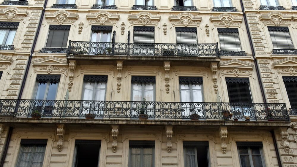 facade immeuble jalousies lyonnaises lambrequin