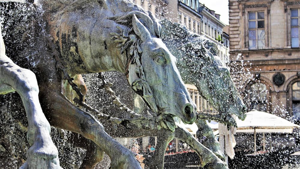 details sculptures fontaine bartholdi lyon