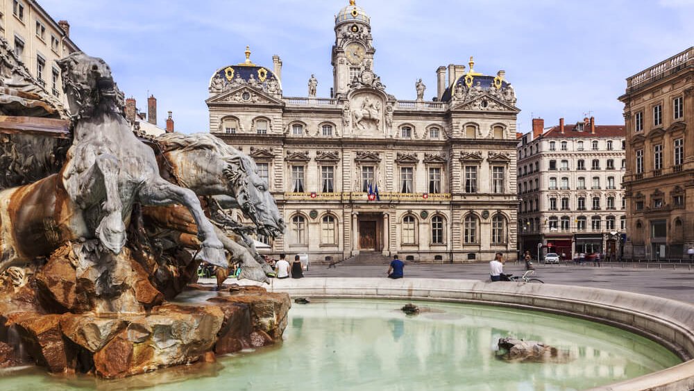 vue hotel ville fontaine bartholdi place des terreaux lyon