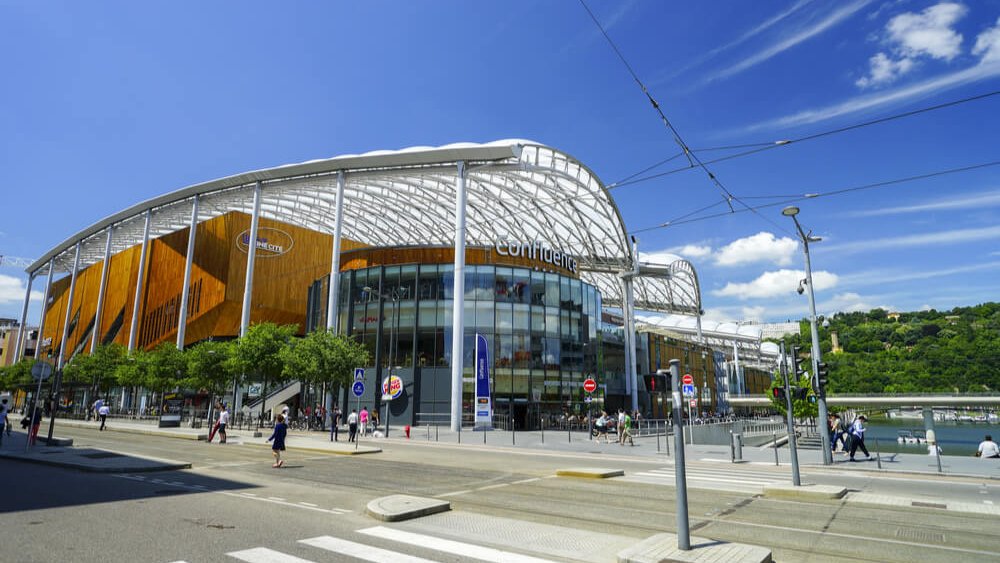 tramway devan centre commercial lyon confluence