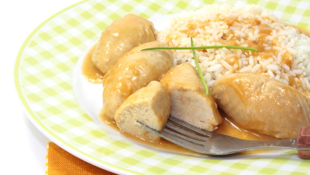 assiette quenelles en sauce avec riz