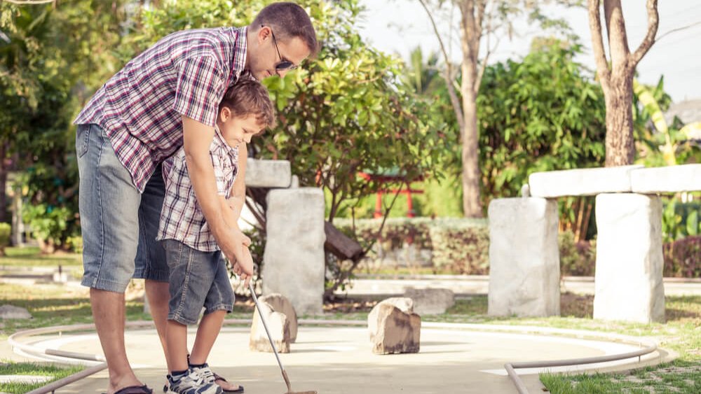 pere enfant jouent mini golf exterieur lyon